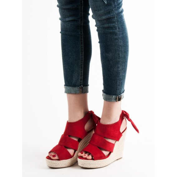 Červené sandále na kline