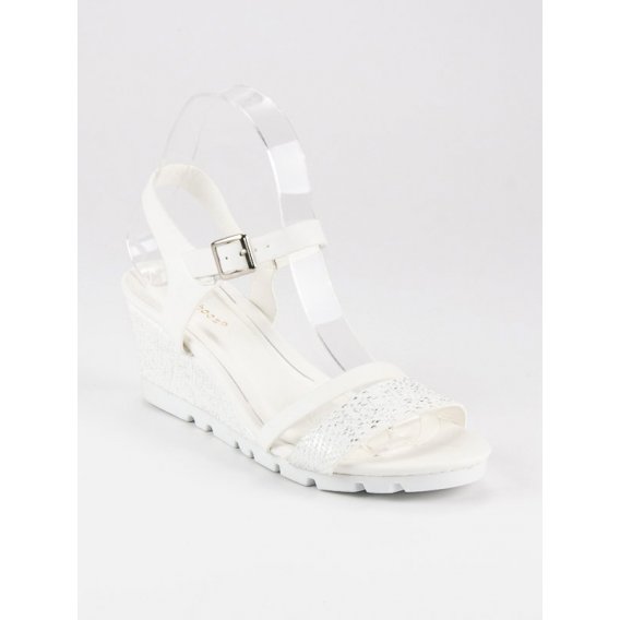 Biele sandále na kline