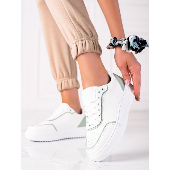 Sneakersy so zeleným zdobením